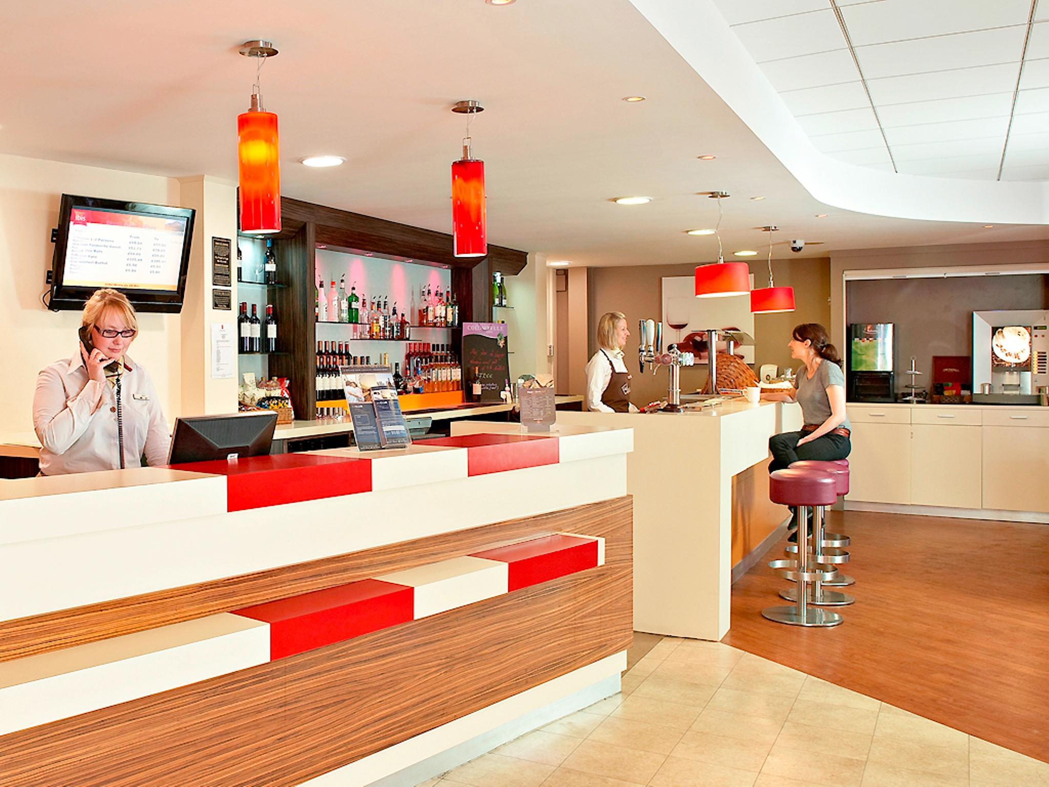 Ibis London Barking Hotel Баркинг Екстериор снимка